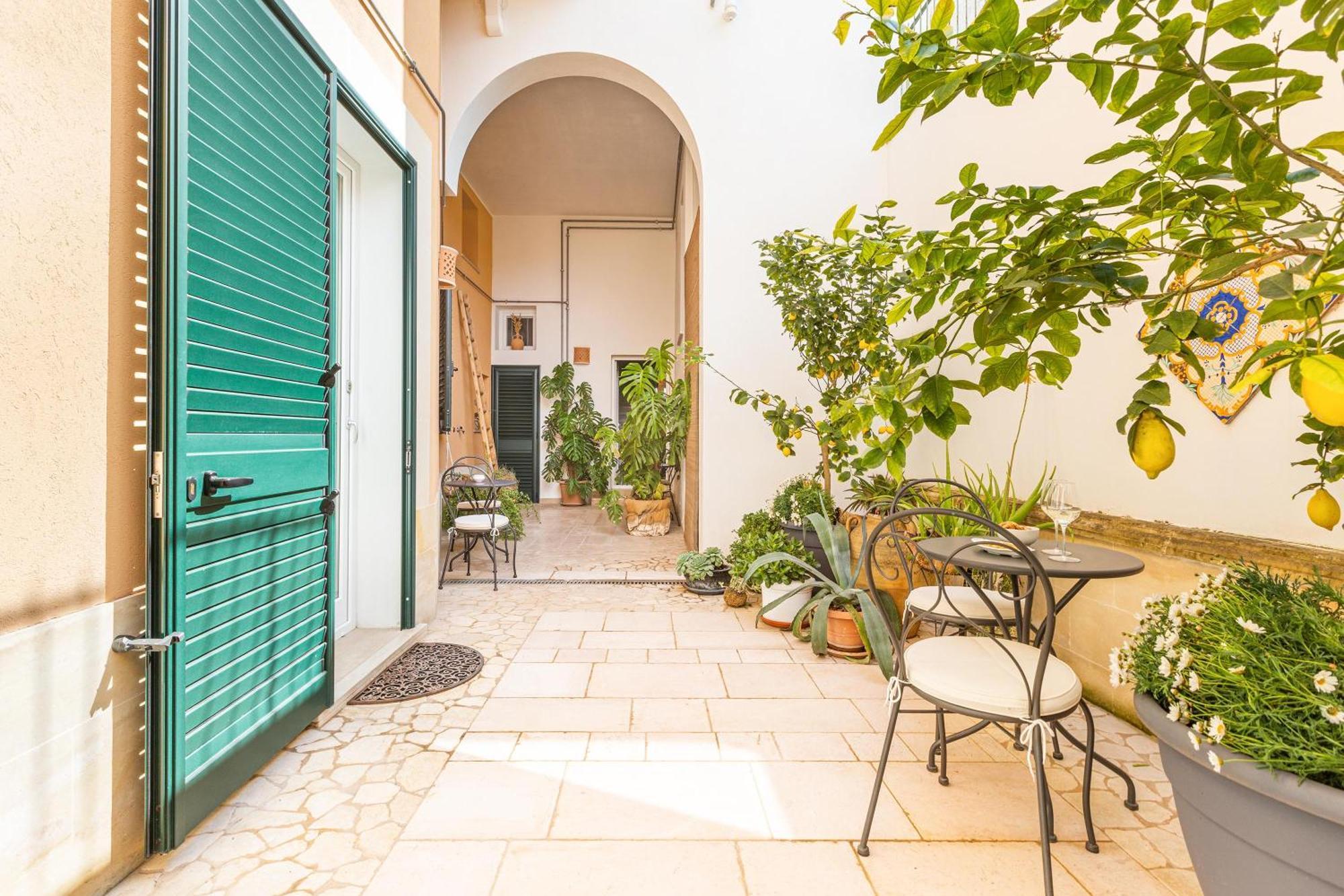 Dimora Le Tre Muse Guesthouse Lecce Eksteriør bilde