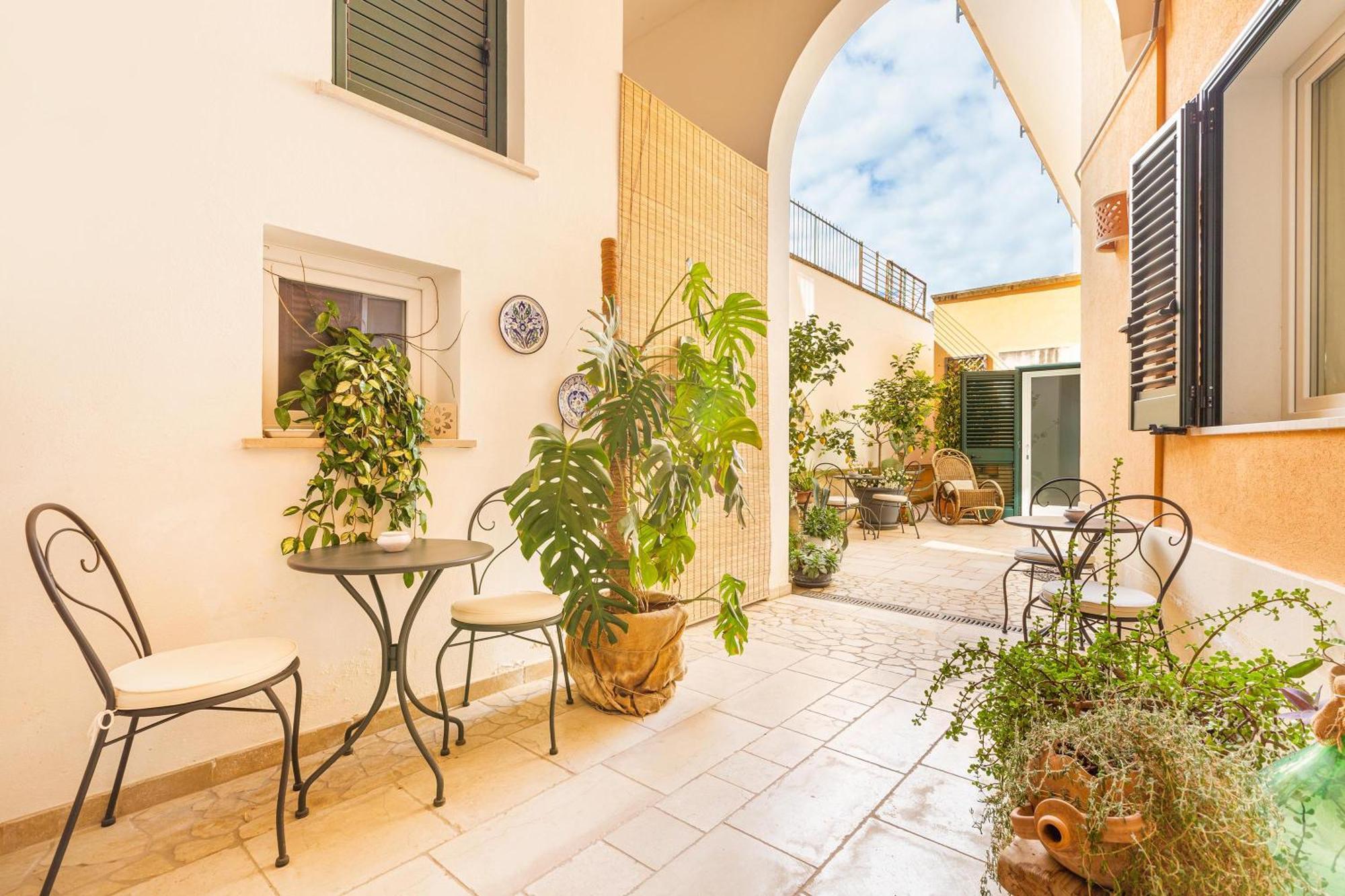Dimora Le Tre Muse Guesthouse Lecce Eksteriør bilde